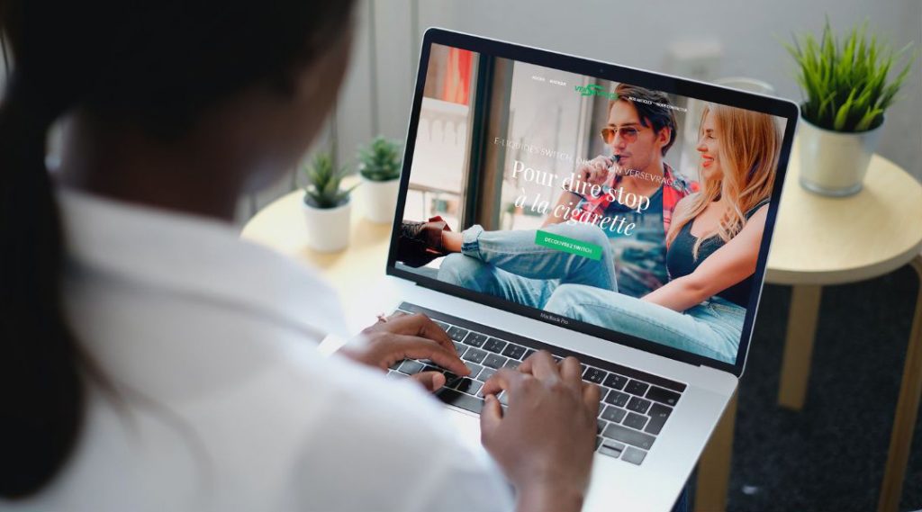 Site Versevrage présenté sur un ordinateur portable