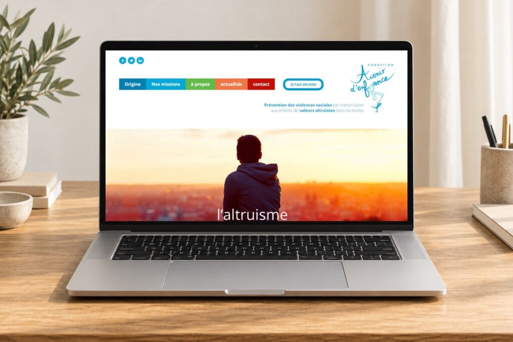 Site Avenir d’enfance présenté sur un ordinateur — réalisation web