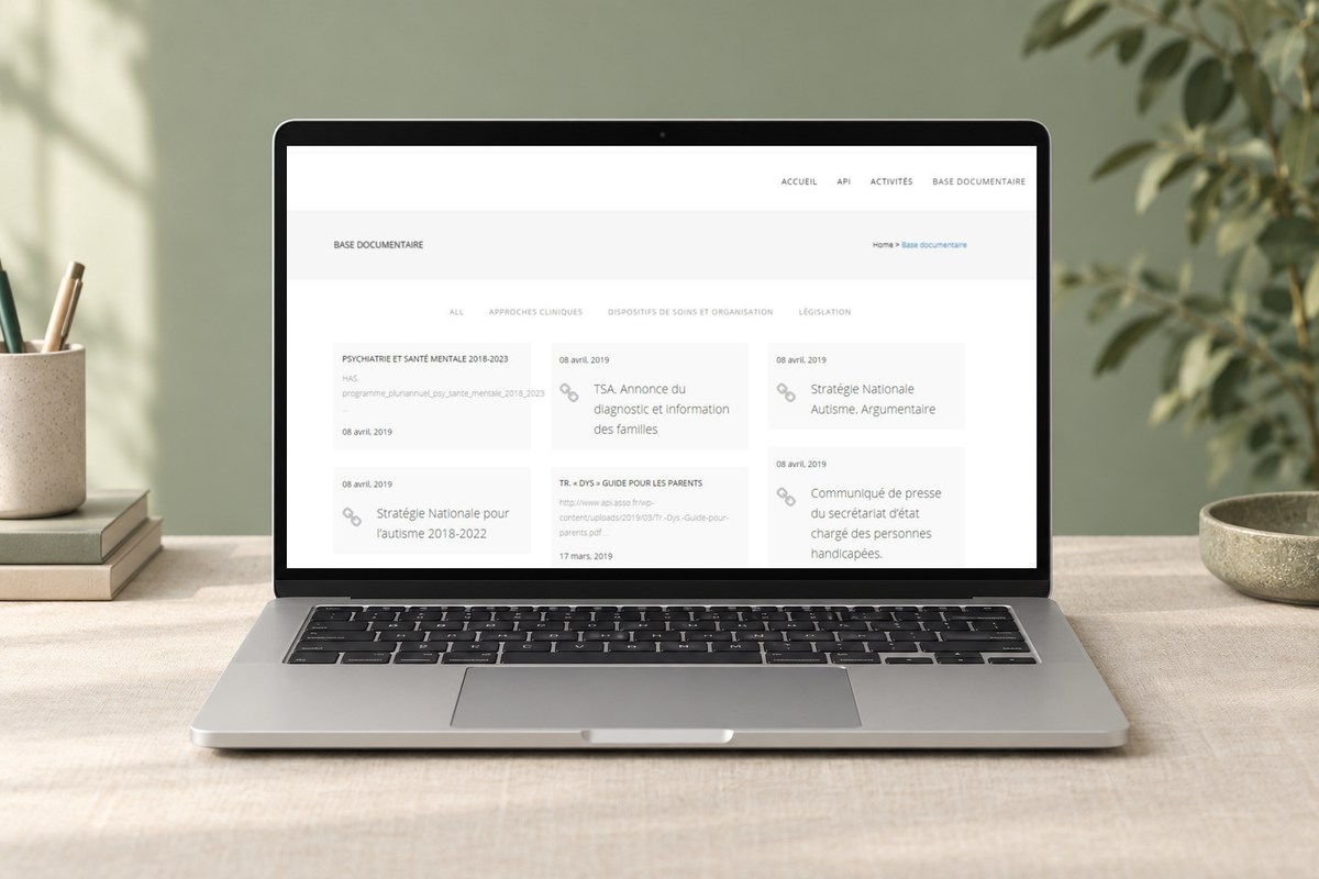 Le site de l’Association API présenté sur un ordinateur